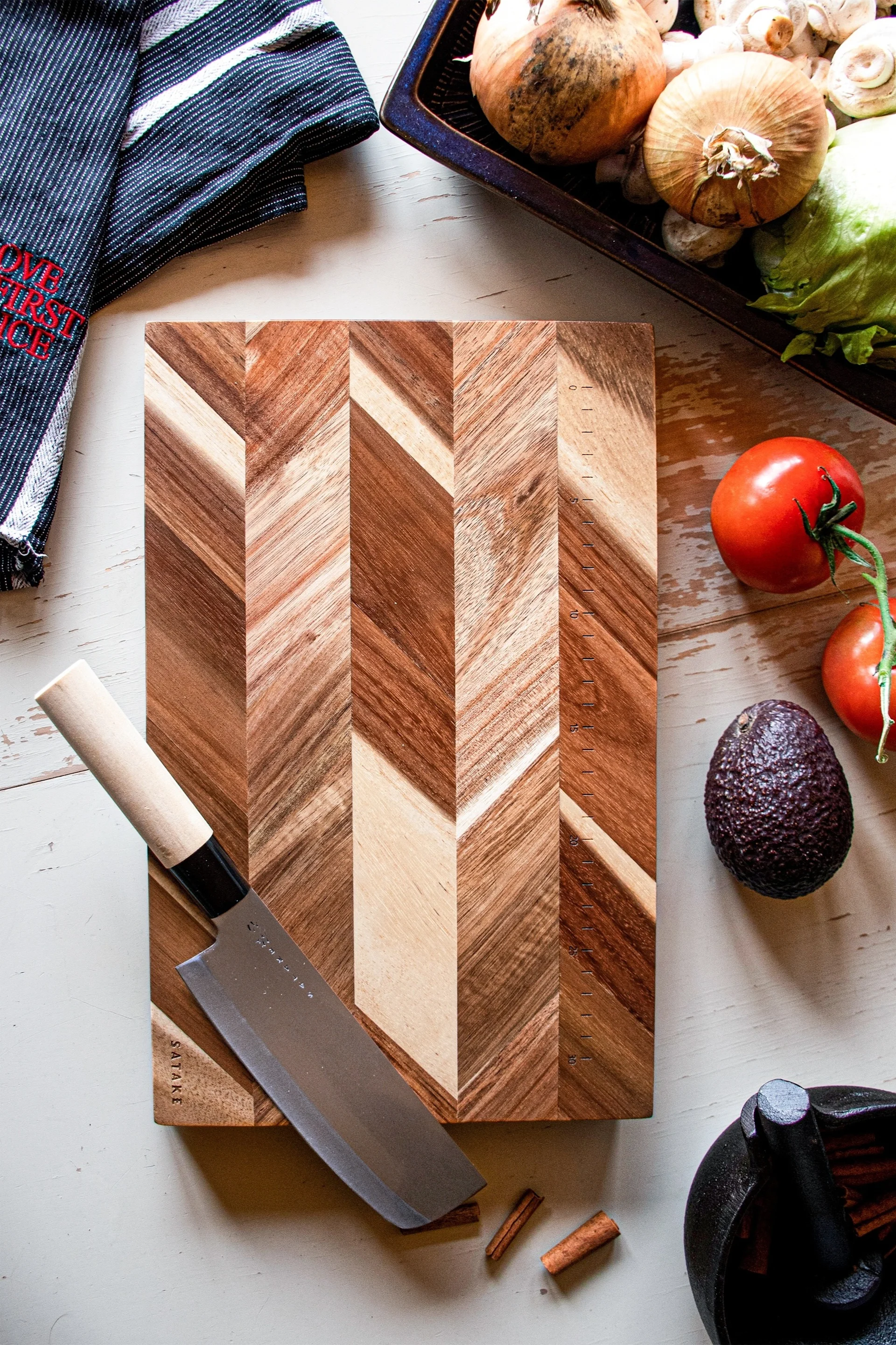 Norden-skärbrädan från Fiskars erbjuder tillräckligt med utrymme för alla förberedelser i köket, vilket gör den till en utmärkt gåva på fars dag.