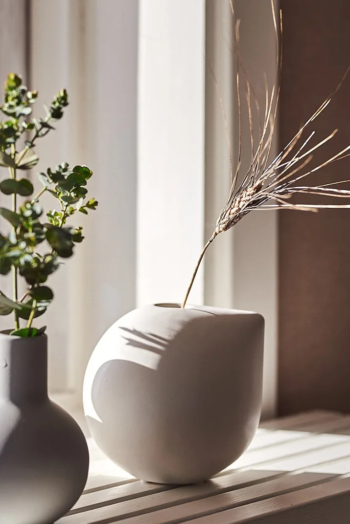 Torkade blommor – inredning med liten keramikvas från DBKD med en liten vete-kvist i. 