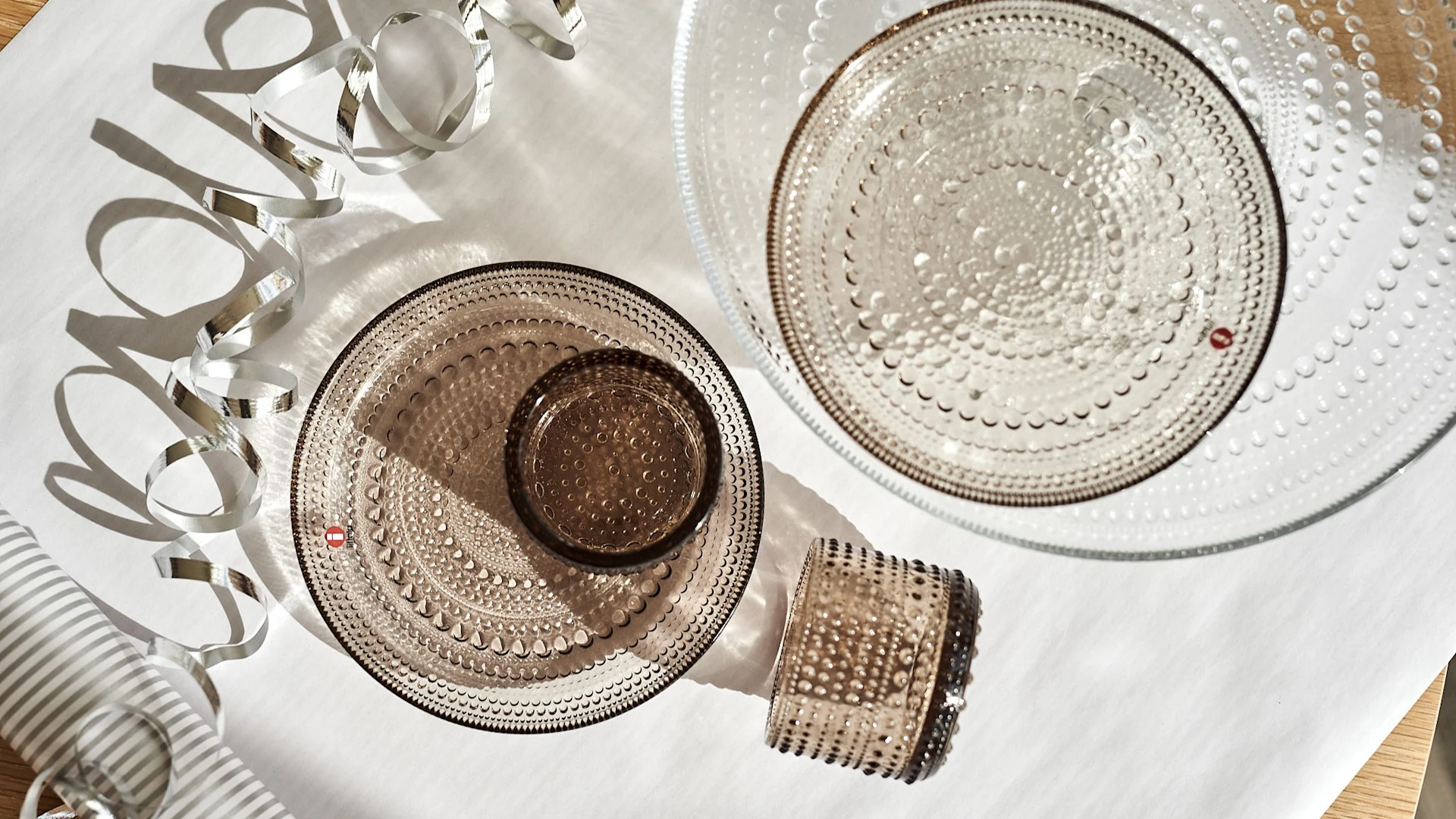 Kastehelmi assietter, tårtfat och ljuslykta från Iittala är perfekta gåvor att ge bort för livets stora tillfällen. 