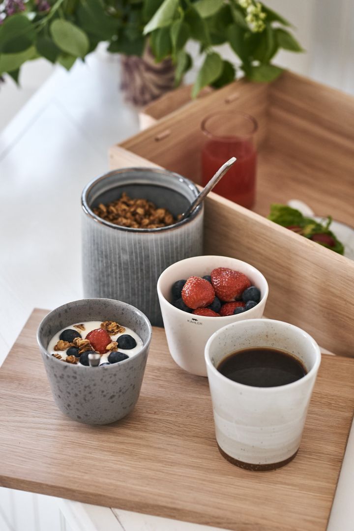 Kaffekoppen från Broste Copenhagen står stadigt på locket av Skageraks brödlåda när en lyxig frukost serveras på sängen. 