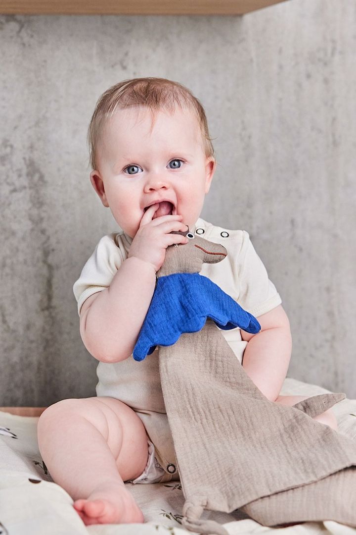 Hunsi Dog snuttefilt från OYOY kan även användas som gosedjur tack vare hundhuvudet, vilket gör den till en mångsidig present till babyshower.