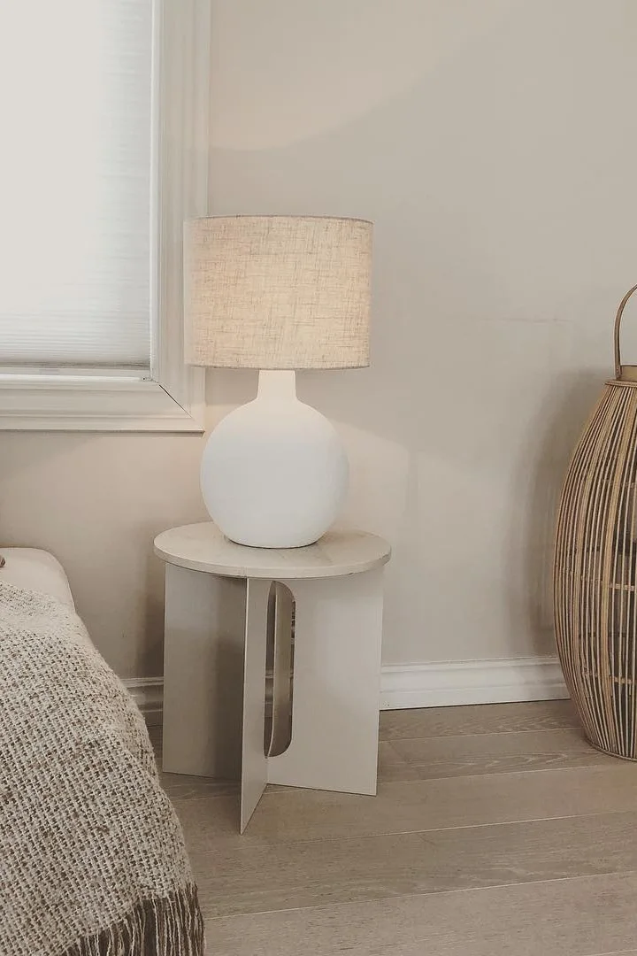Trendiga och snygga Androgyne sidobord i elfenbensvit från Menu hemma hos influencern @interior_bymarie är tips på snygga sidobord att inreda hemmet med.
