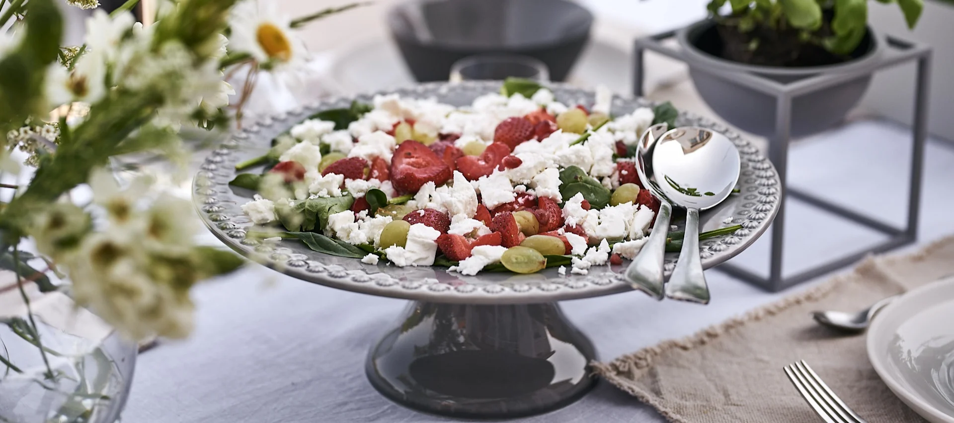 Fräsch sommarsallad gjord på jordgubbar och fetaost serverad på tårtfat från PotteryJo på sommarlunchen.