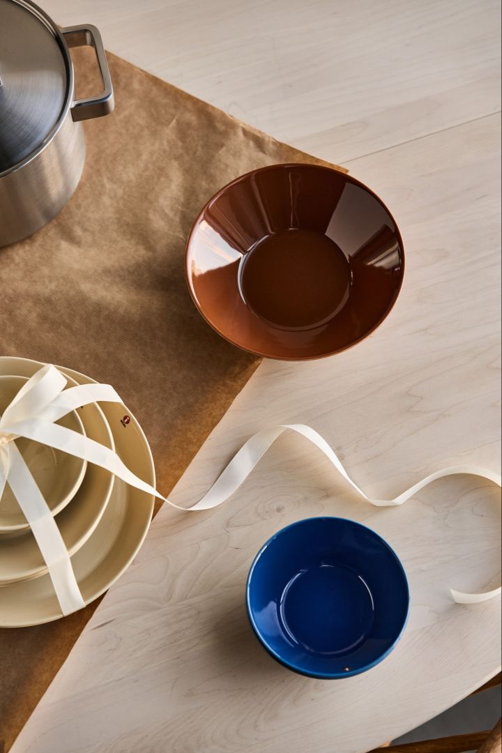 Teema-porslinet från Iittala är ett perfekt tips på presentkit för designälskaren. Här ser du klassiska Teema tallrikar och skålar i beigt, blått och rött.