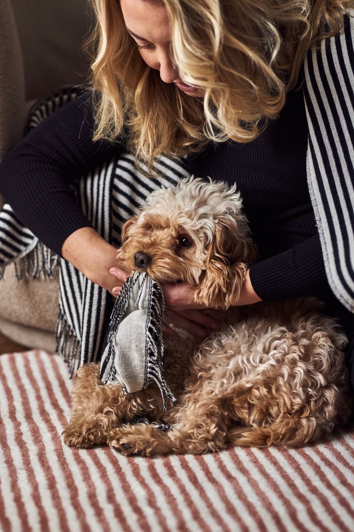 Influencern Elin Skoglund och hennes hund Selma i reportage med Nordic Nest. 