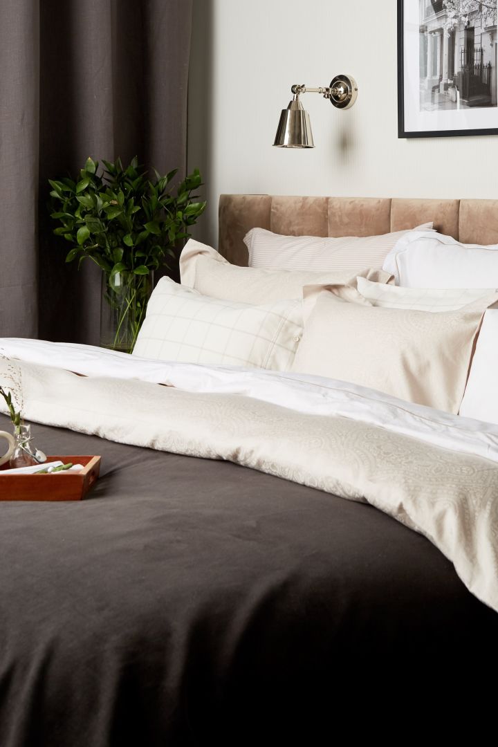 En bäddad säng med sängkläder från Lexingtons Hotel Collection är perfekt att utgå ifrån för att inreda sovrum med hotellkänsla.