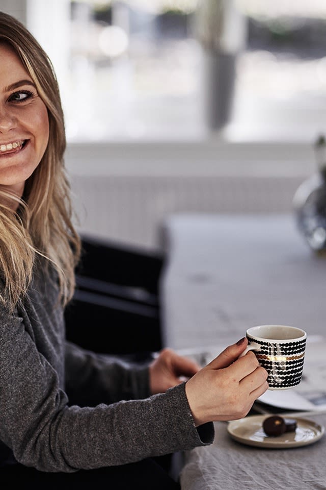 Lyxig fika med Marimekko kaffekopp Räsymatto och chokladpralin serverad på Oiva assiett. 