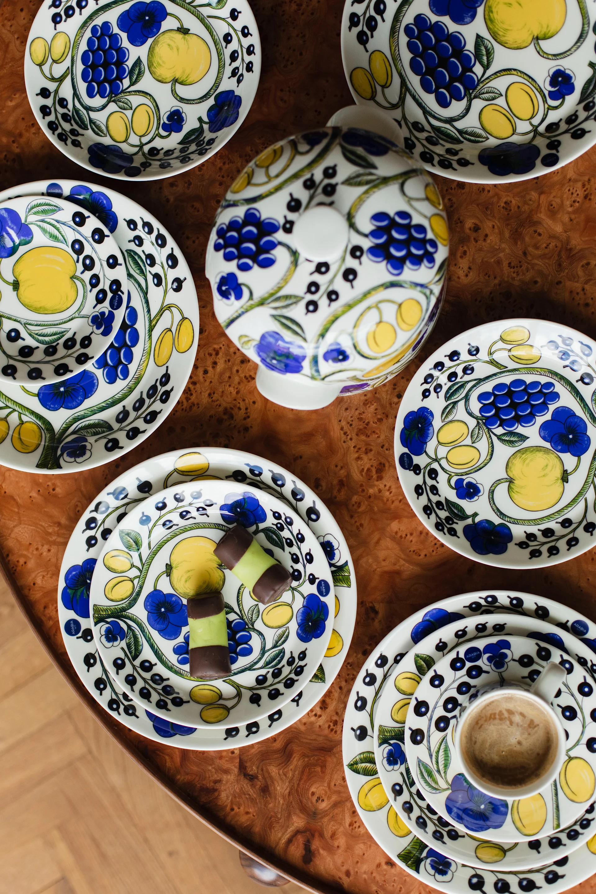 Tidlösa designklassikern Paratiisi-serien från Arabia hemma hos Ebba Kleberg von Sydow.