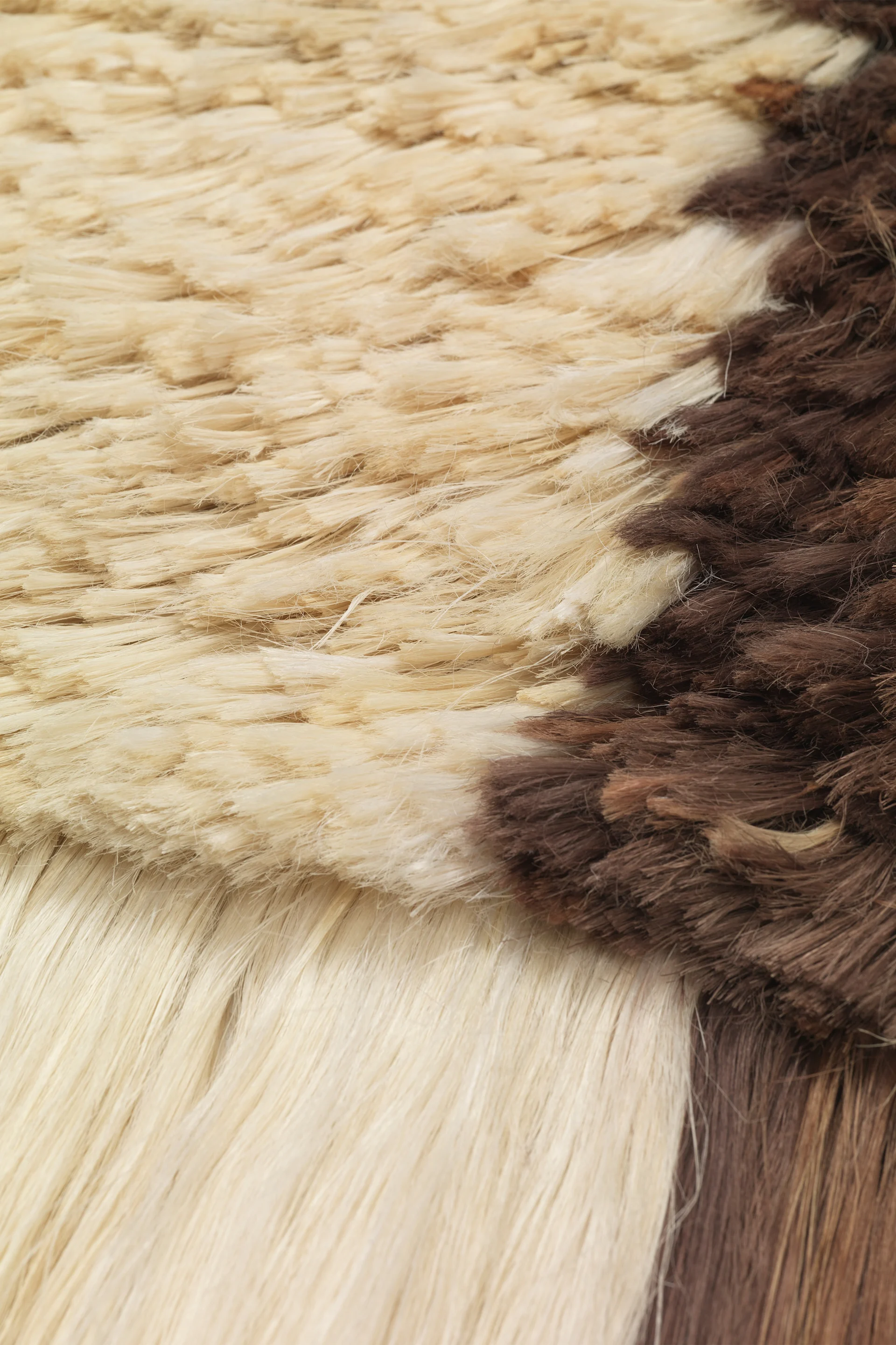 Detaljerad bild på Edge Wall Rug från Ferm Living visar textilen på nära håll, perfekt för att dekorera vägg. 