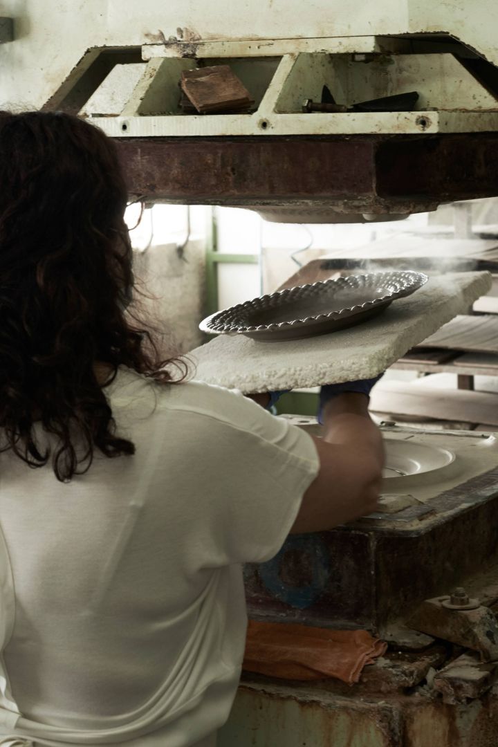 Mateus keramik pressas till önskad produkt som är steg 2 i tillverkningsprocessen.