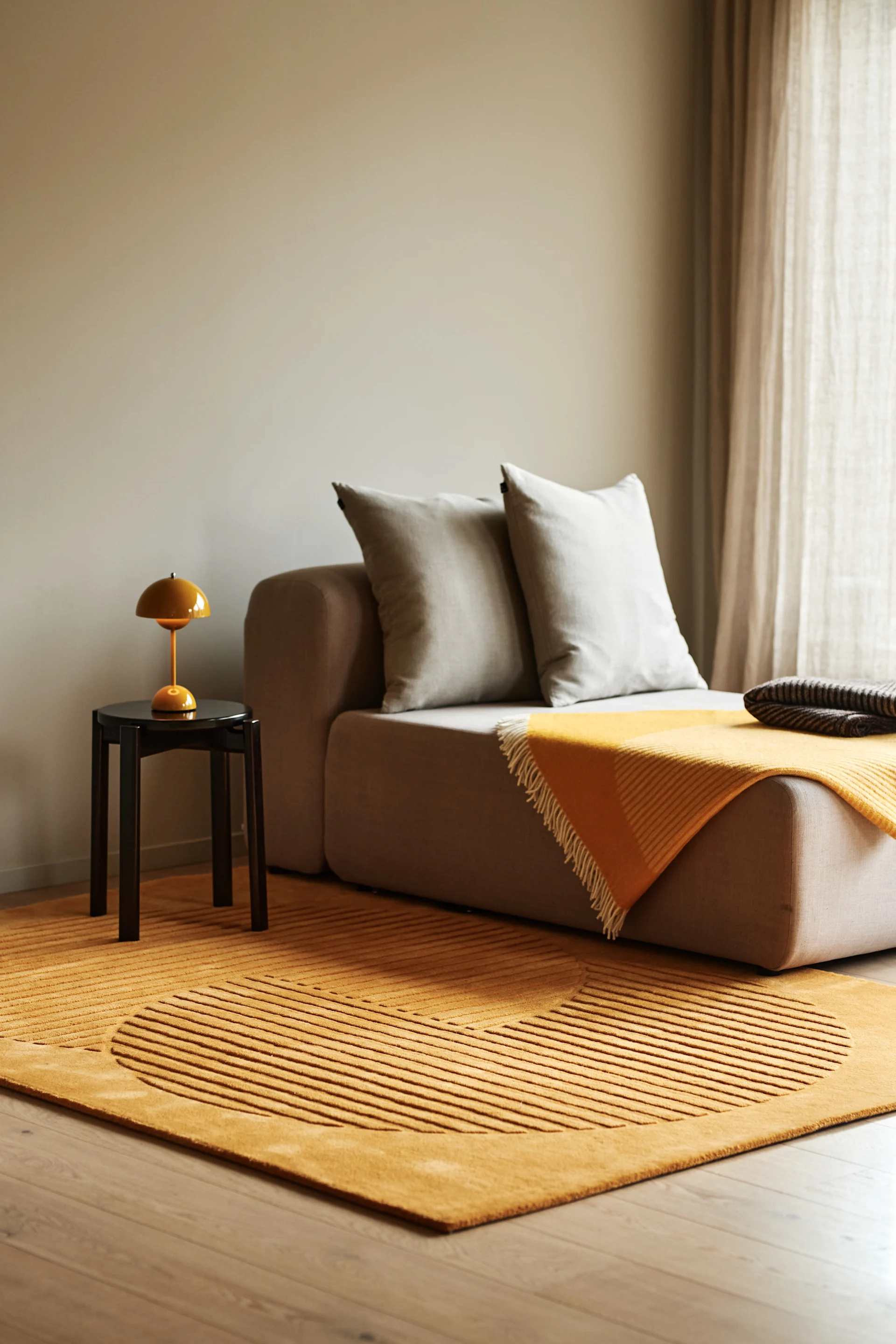 Inred med mattor – vardagsrum - här ser du NJRD Levels ullmatta circles i gult.