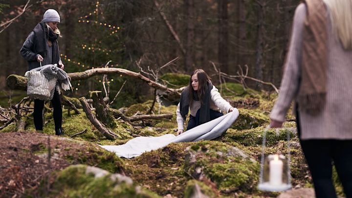 Glöggmingel i skogen förbereds med ett överkast från Nordic Nest på marken. 