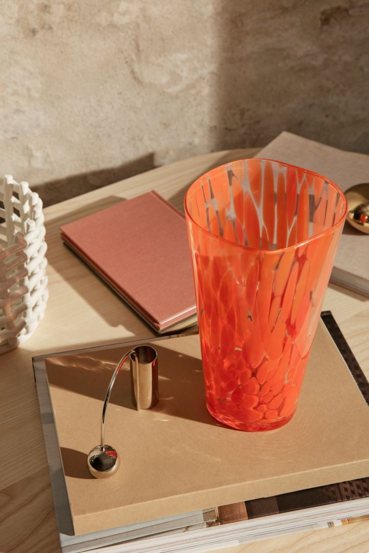 Brända toner av orange och röd kommer bli stort inom inredning 2022 - som här i Casca-vasen från Ferm Living.