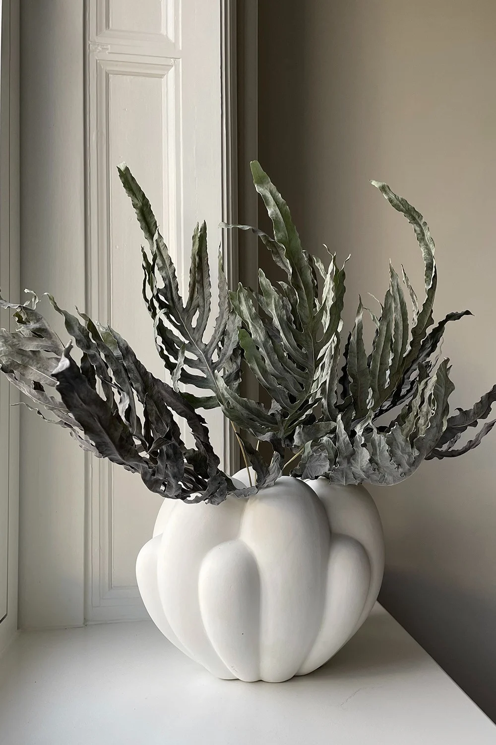 En av vårens inredningstrender 2024 är lekfull minimalism, där du med en mer neutral färgskala ändå kan skapa ett livfullt hem med hjälp av spännande former, strukturer och material. Här Bloom vas i vitt från 101 Copenhagen.