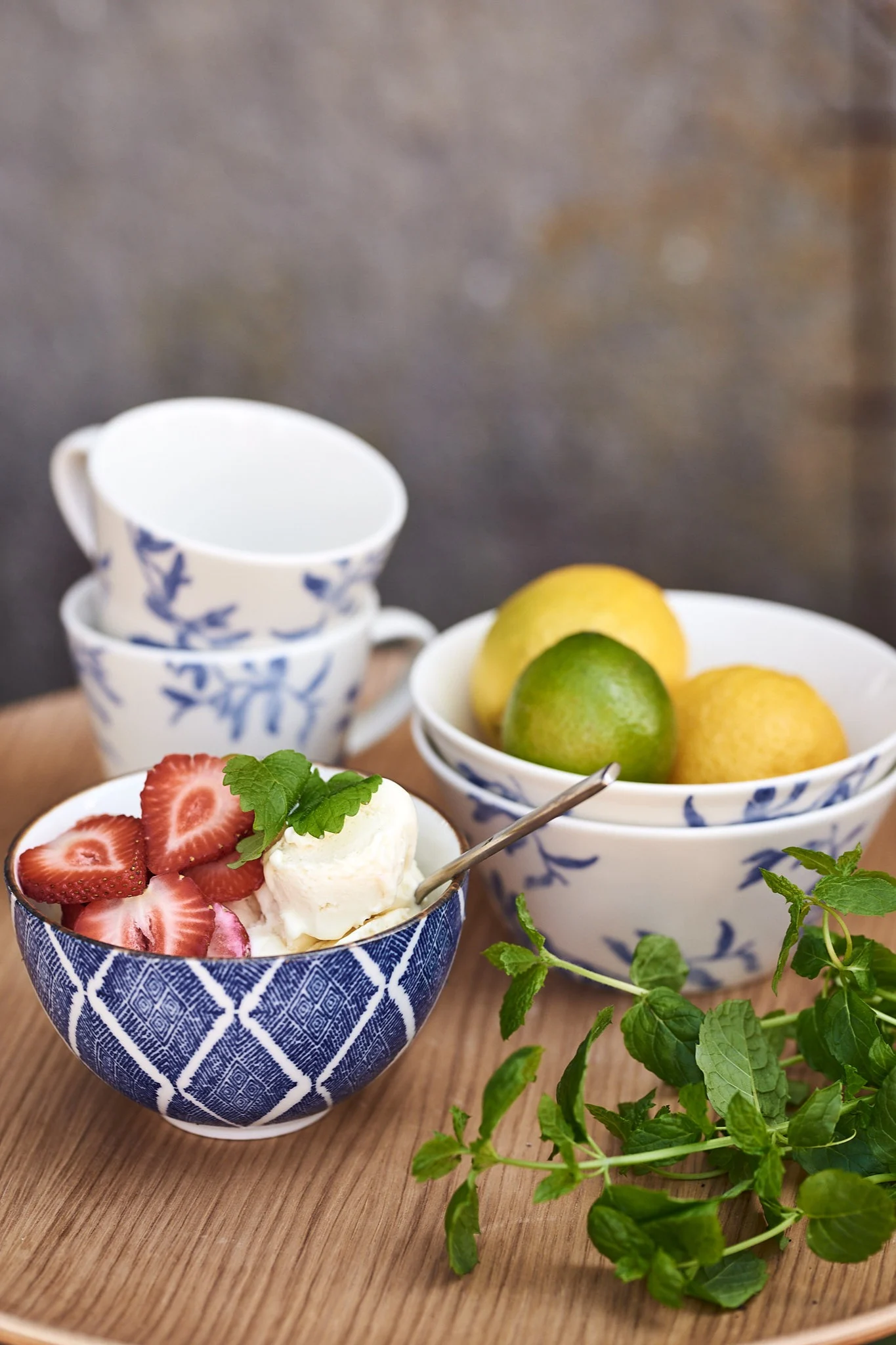 Grundrecept på egengjord gelato – här toppad med jordgubbar och mynta. 