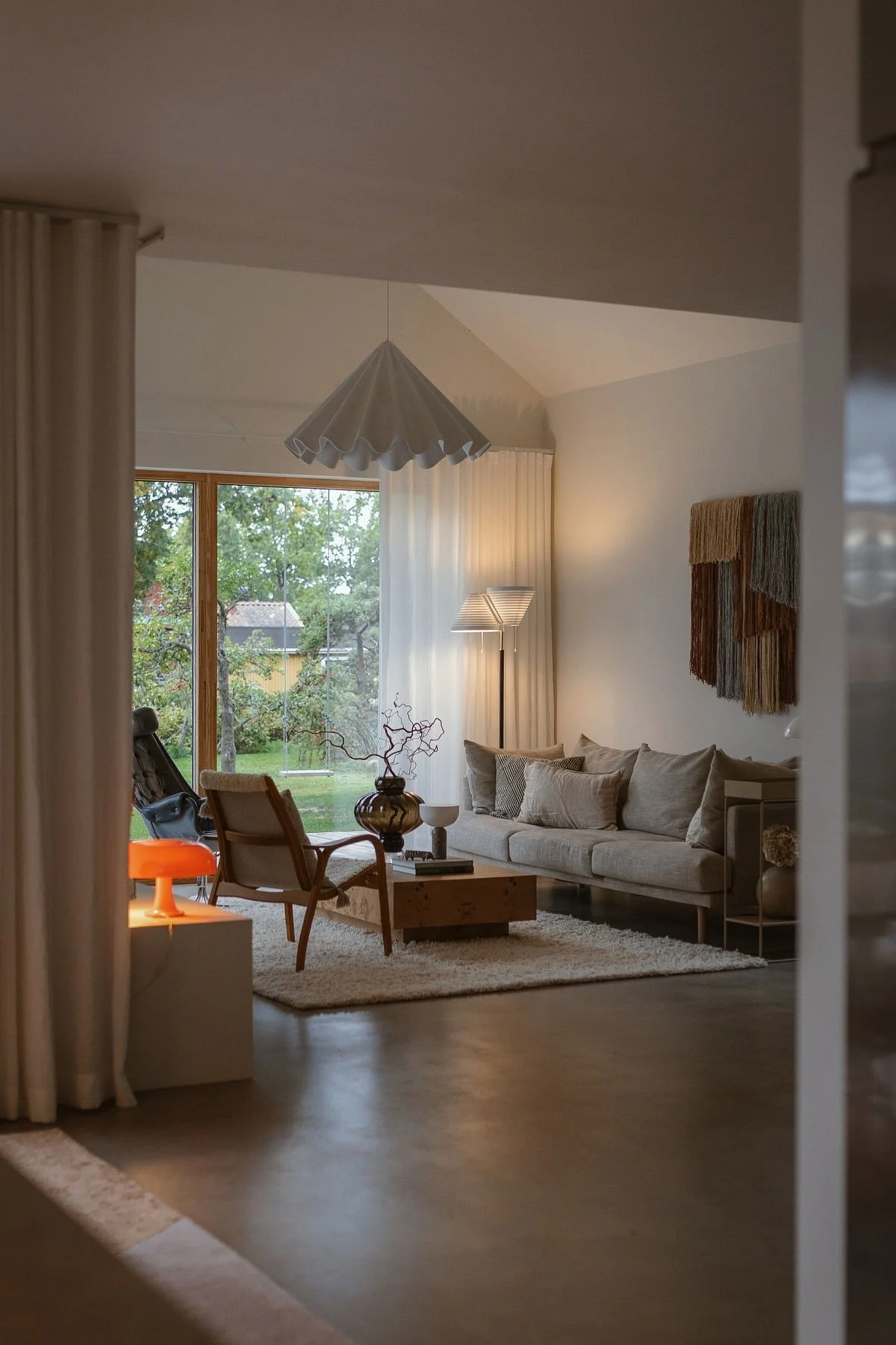 Hemma i vardagsrummet hos Applaudden lyser en orange lampa som fångar upp 2026 års inredningstrender.