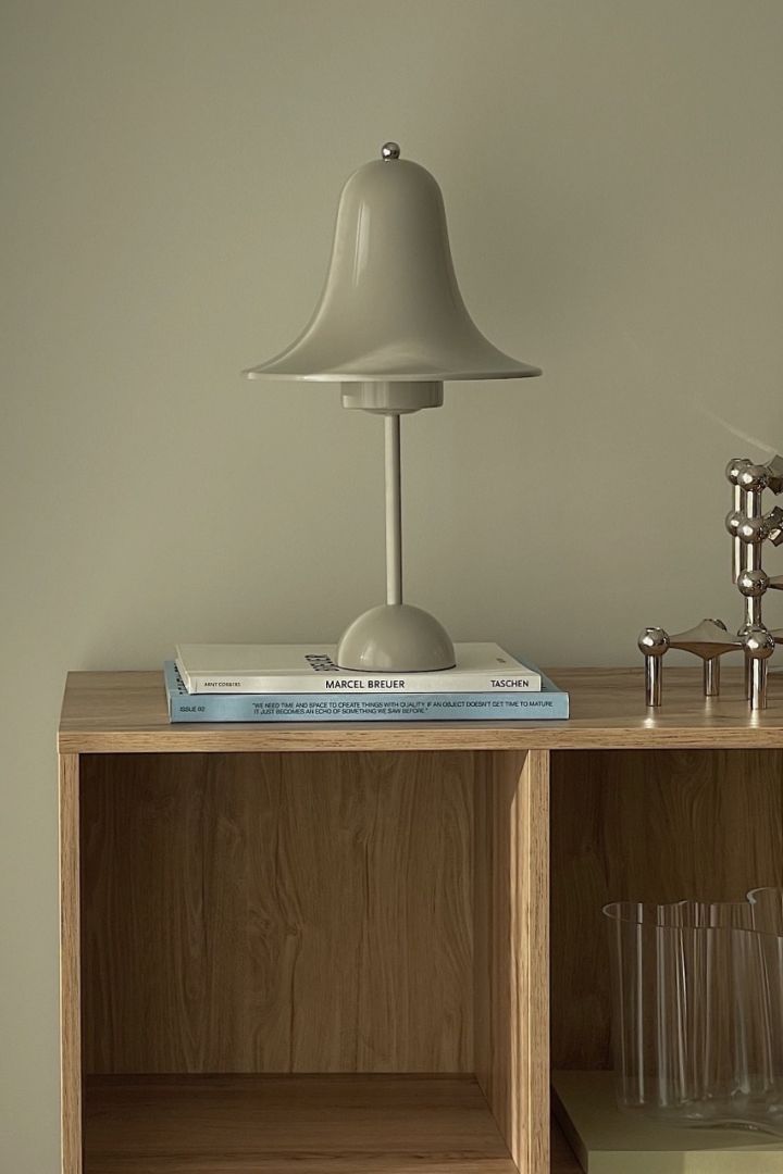 Säsongens trendiga svamplampa är Pantop portable bordslampa från Verpan som blir en snygg inredningsdetalj i ditt hem - som här hemma hos @helenas.hem.