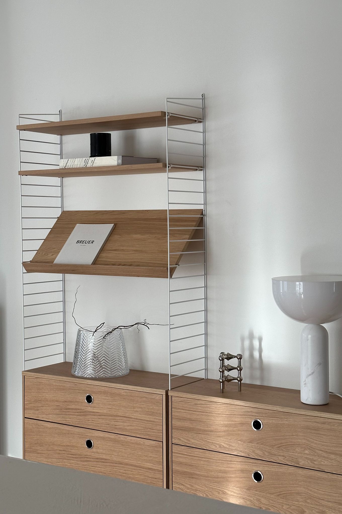 Influencern Helena Jonsson @helenas.hem har inrett med minimalistisk inredning där String-hyllan är en minimalistisk bokhylla som gör hemmet mer organiserat.