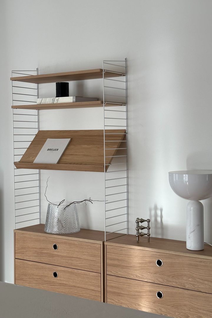 Influencern Helena Jonsson @helenas.hem har inrett med minimalistisk inredning där String-hyllan är en minimalistisk bokhylla som gör hemmet mer organiserat.