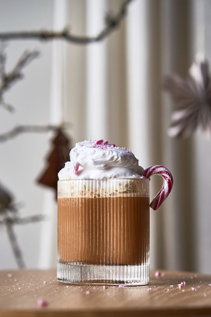 Bjud på enkel juldrink med kaffe och polkagris i Ripe glas från Muubs, vilket är den perfekta juldrinken för den sötsugna.