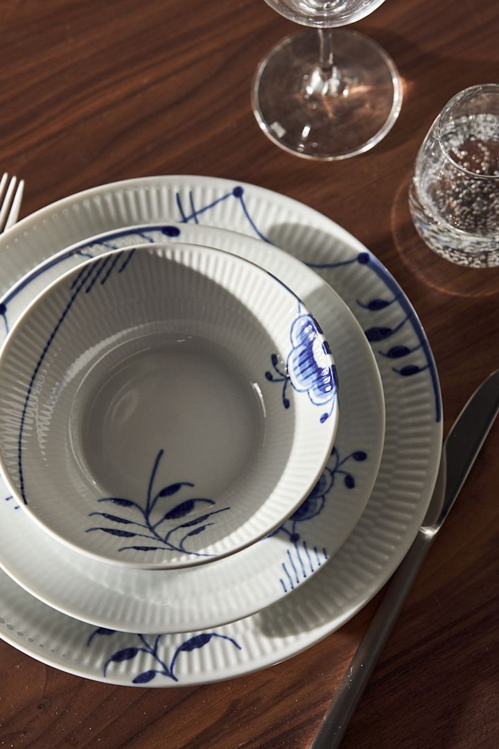 Ett tallrikskuvert på ett dukat bord med Blue fluted mega tallrikar från Royal Copenhagen i klassiskt blåvitt.