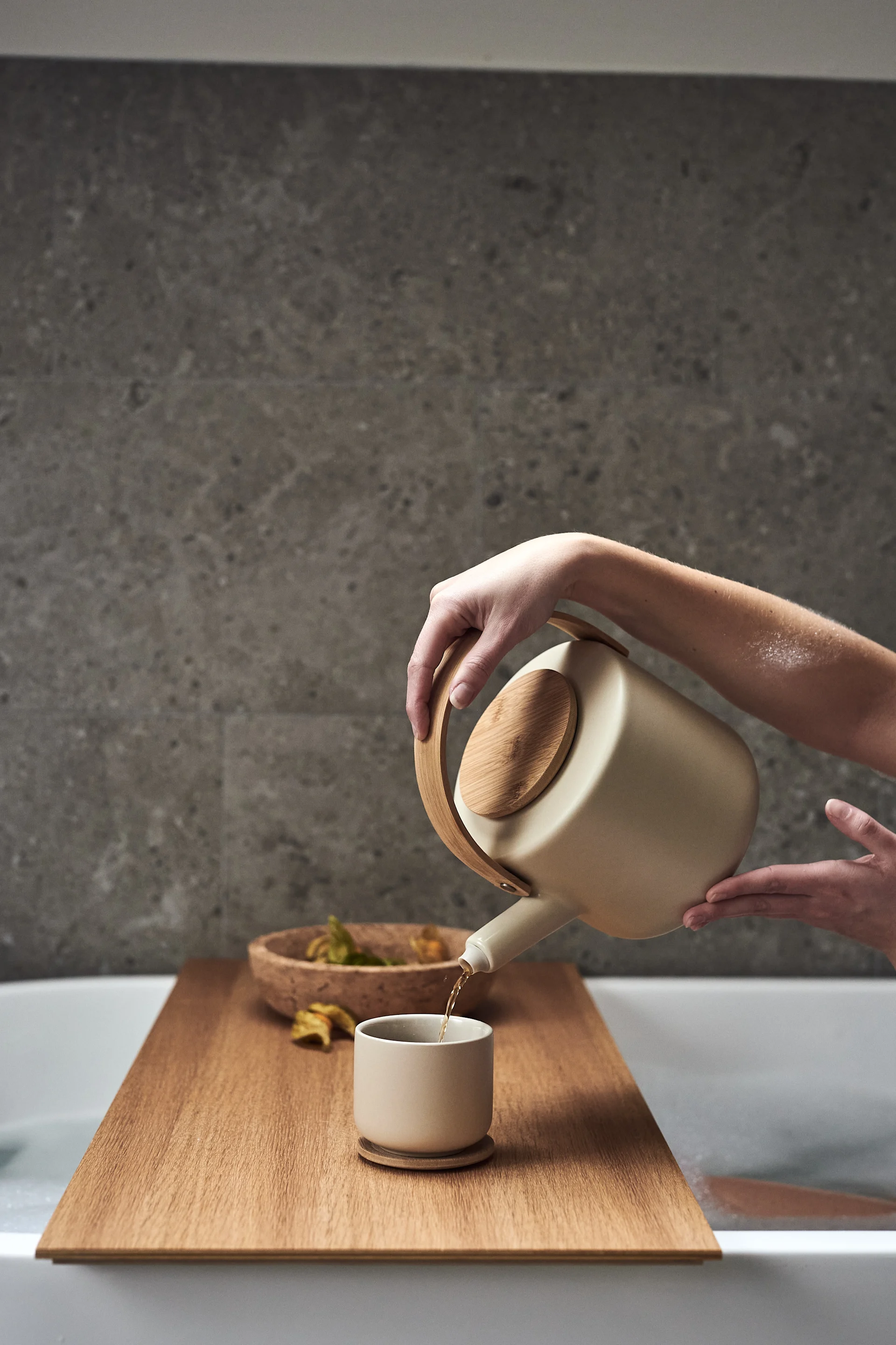 Inred ditt badrum för avkopplande stunder med Theo tekanna och mugg från Stelton och Formgatan cork skål fylld med frukt för att skapa hemmaspa-känslan.