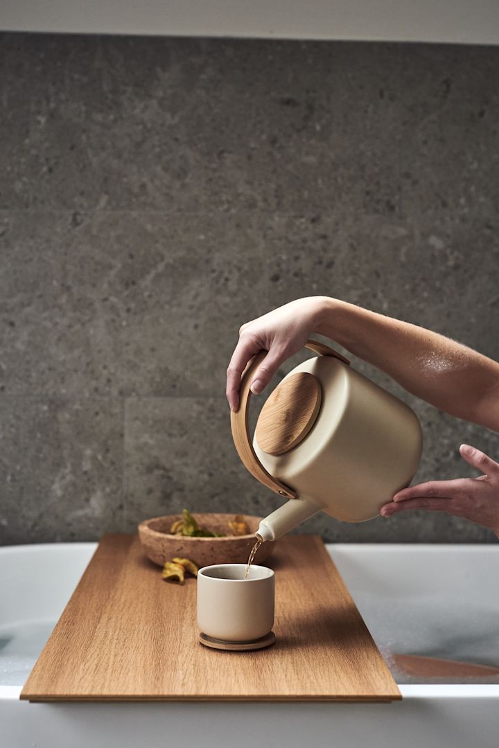 Inred ditt badrum för avkopplande stunder med Theo tekanna och mugg från Stelton och Formgatan cork skål fylld med frukt för att skapa hemmaspa-känslan.