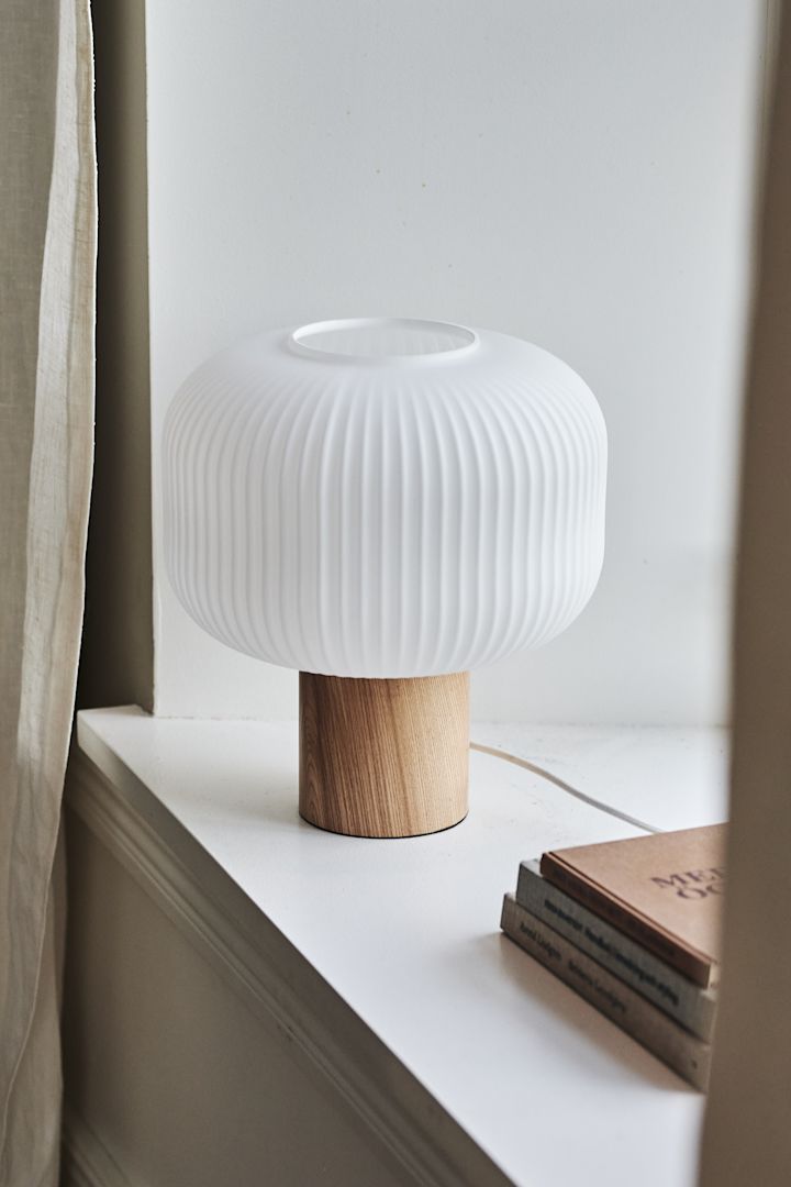 Inreda fönsterbräda – inspiration där Fair bordslampa från Scandi Living skapar en ombonad och inbjudande känsla.