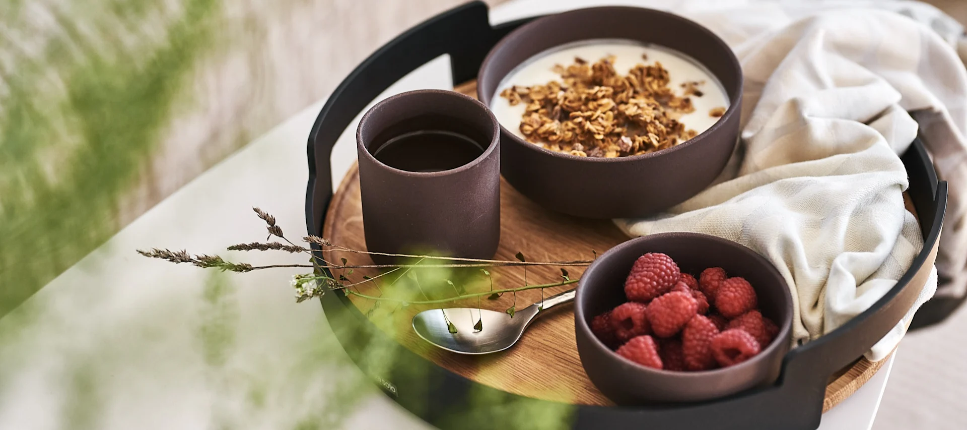 En enkel och nyttig frukost står serverad på bricka från Eva Solo i skålar från Ferm Living för mysig frukost på sängen. 