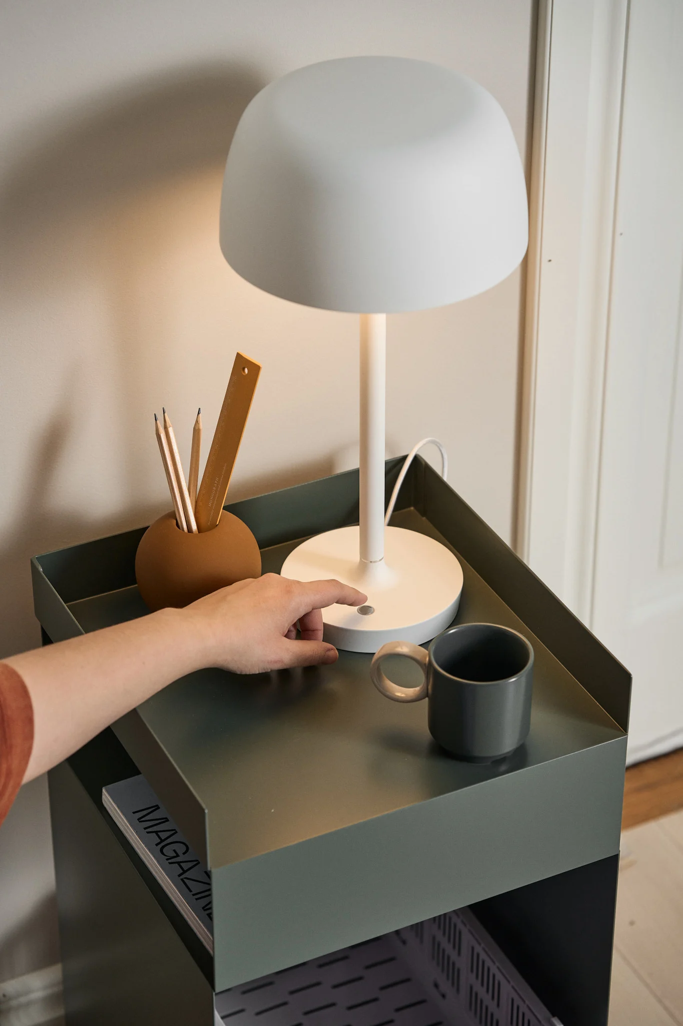 En bordslampa är en perfekt alla hjärtans dag present för bokälskare. Här står den vita Halo-bordslampan från Scandi Living på ett sidobord.