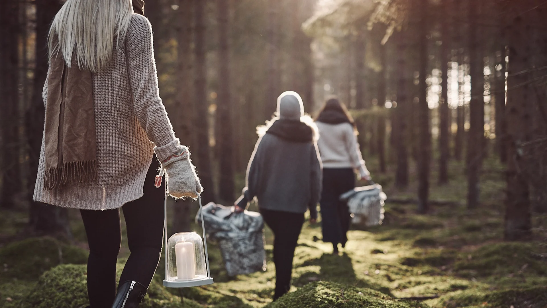  Ett annorlunda glöggmingel i skogen där vännerna bär korgar med plädar och ljuslykta för att fika. 