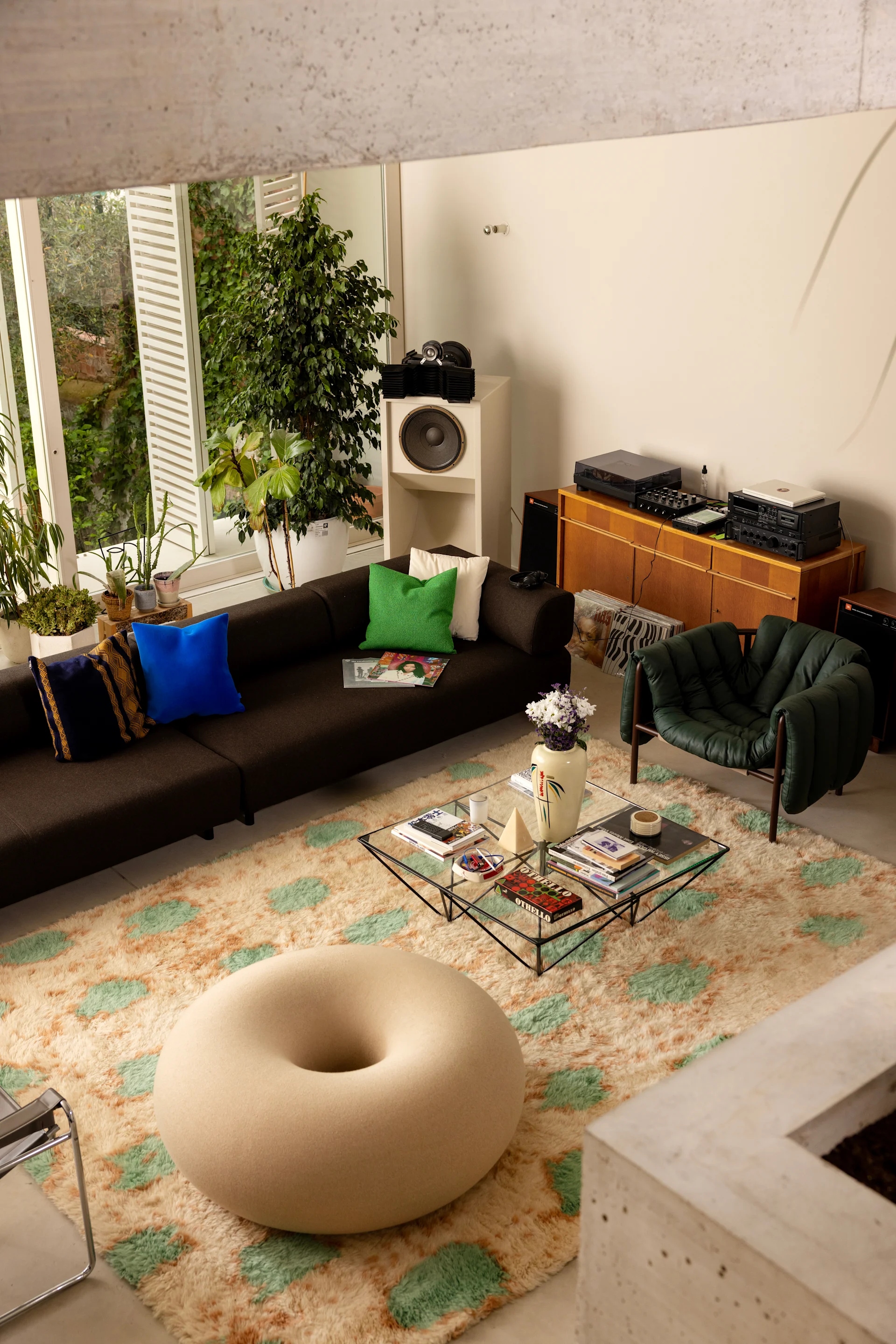 En munkformad, puff placerad i ett rum med stora fönster fångar essensen av inredningstrenderna 2026 och blir ett lekfullt men stilrent blickfång.