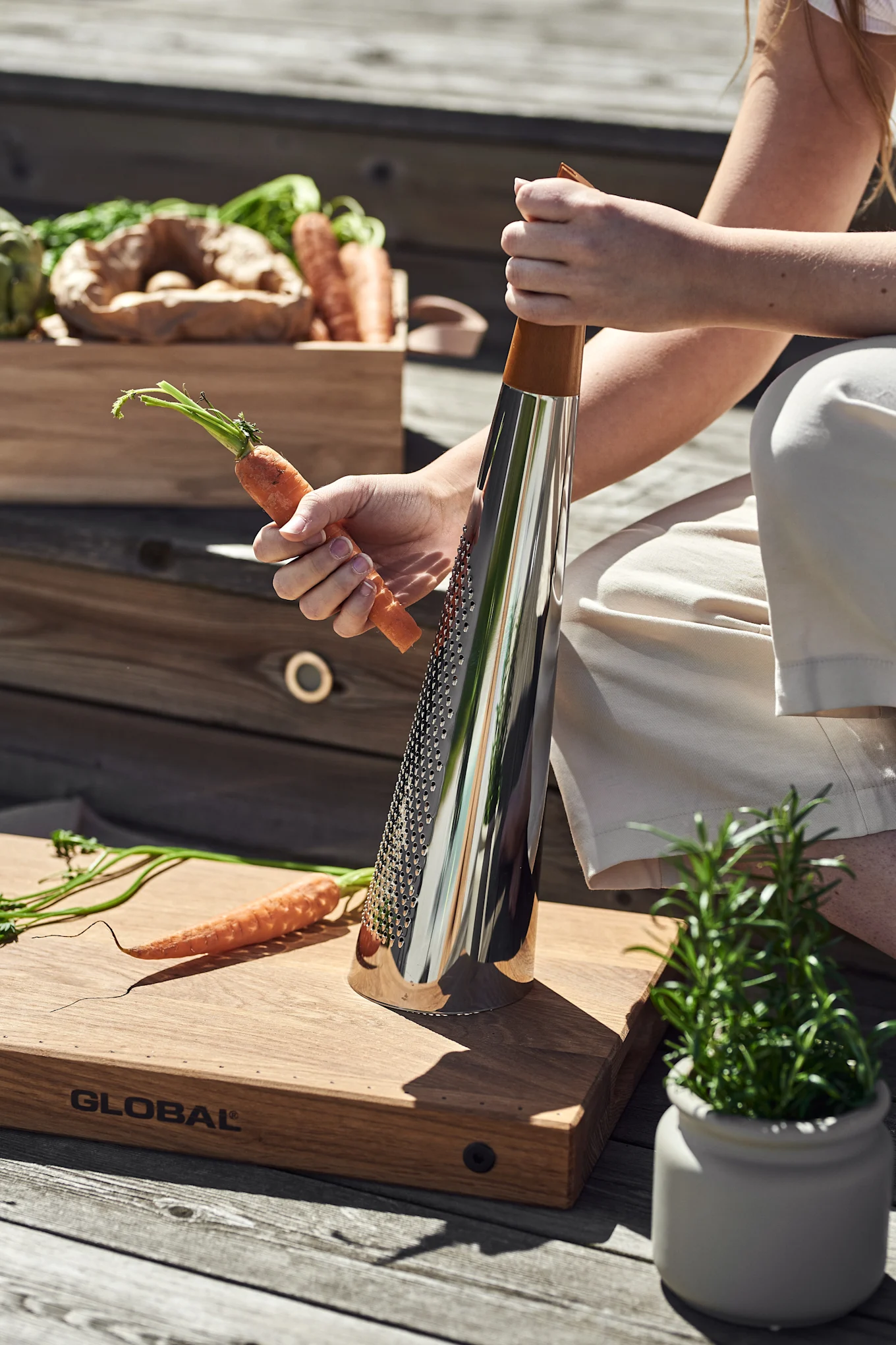 Riv dina morötter med snygga Todo rivjärn från Alessi i ditt utekök.