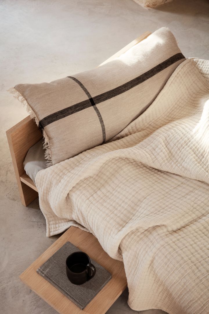 Feng shui är en av vårens inredningstrender 2022 - inred med mjuka textilier såsom Calm kudde från Ferm Living för att skapa ett harmoniskt hem.