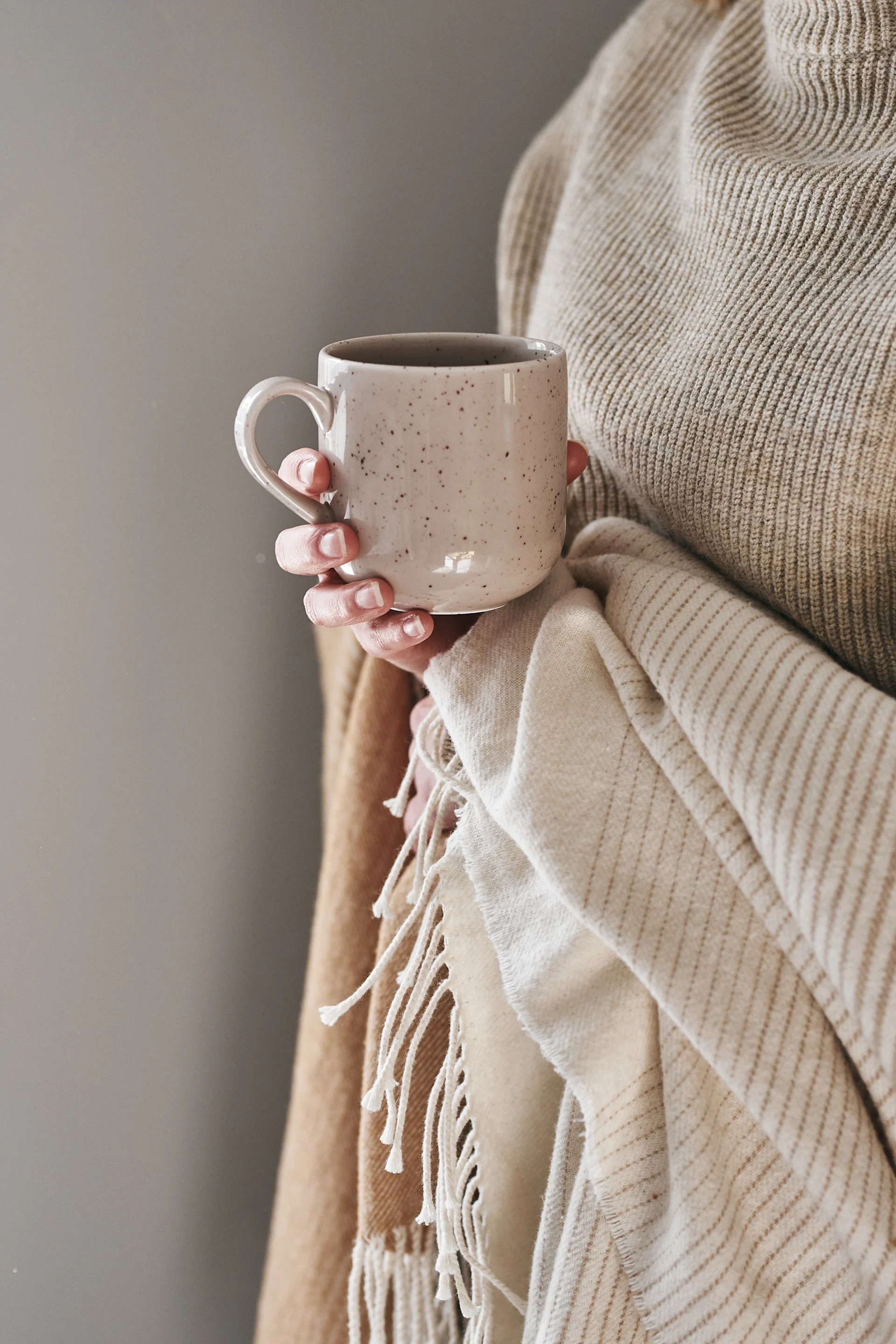 Testund med beige Freckle mugg från Scandi Living - perfekta tekoppen för teälskaren.