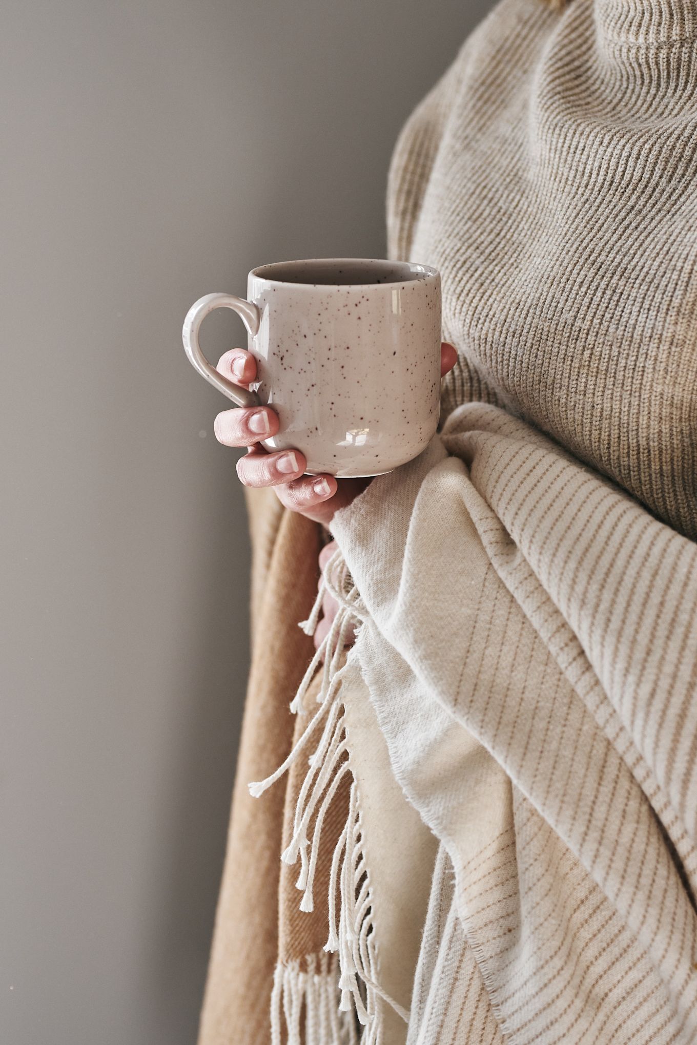 Testund med beige Freckle mugg från Scandi Living - perfekta tekoppen för teälskaren.