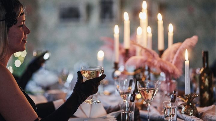 En Gatsby-inspirerad nyårsdukning med More champagneglas från Orrefors som sällskapet skålar med. 
