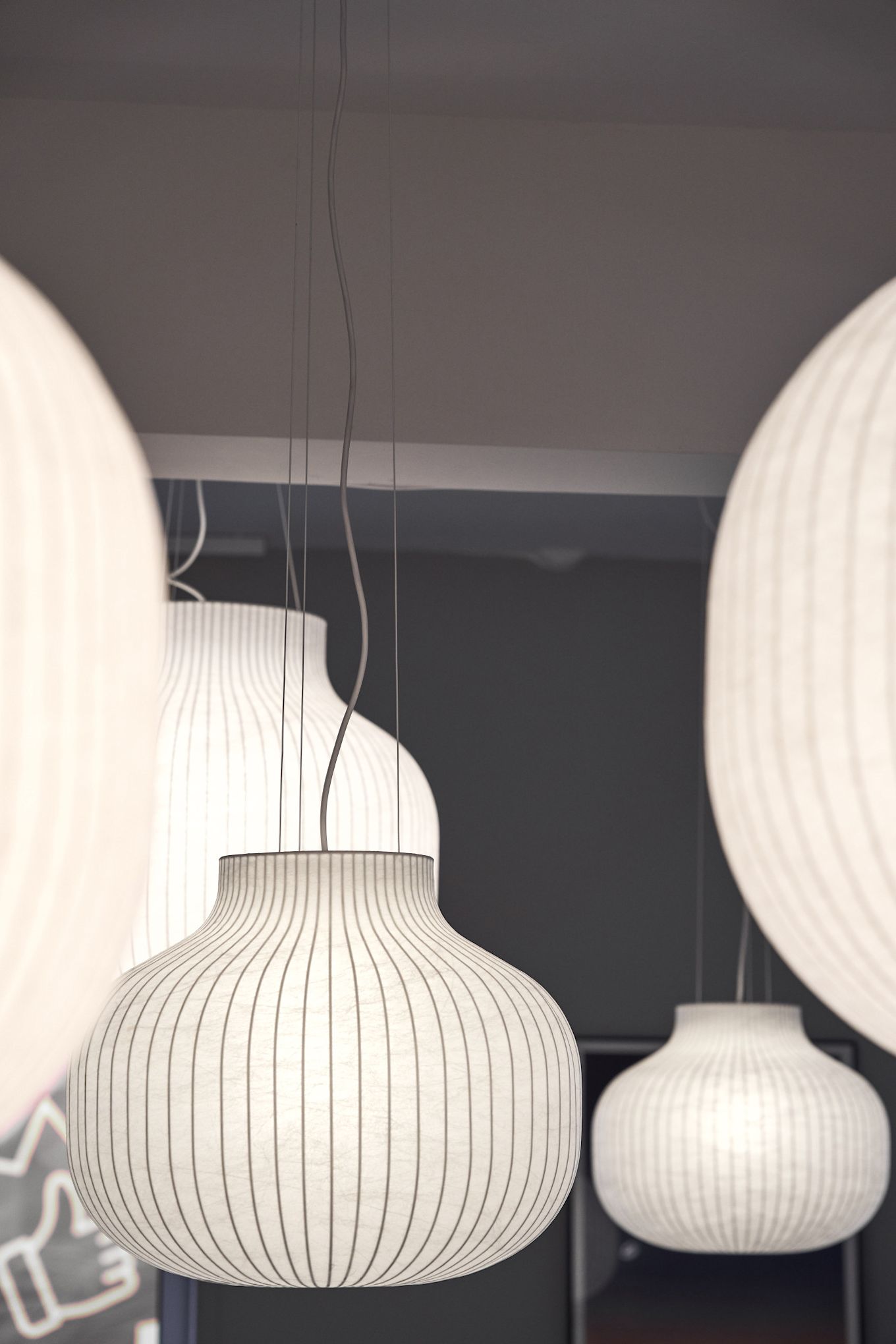I taket hänger flera Strand-pendellampor från Muuto.