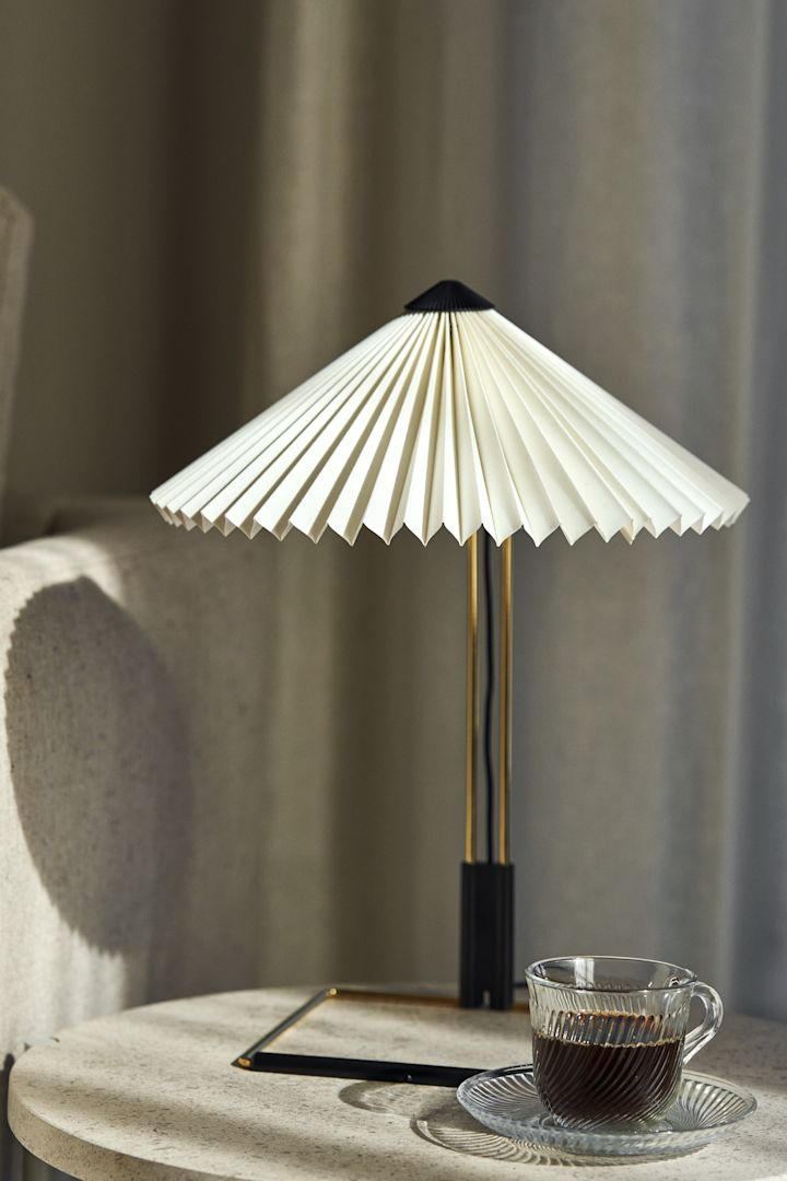 Matin bordslampa från HAY är ett tips på en trendig lampa med plisserad lampskärm, den har en stålram i mässing och passar perfekt att ha på sidobordet.
