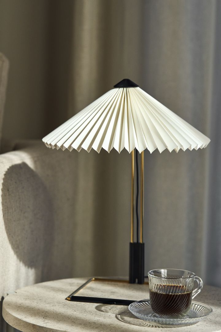 Matin bordslampa från HAY är ett tips på en trendig lampa med plisserad lampskärm, den har en stålram i mässing och passar perfekt att ha på sidobordet.