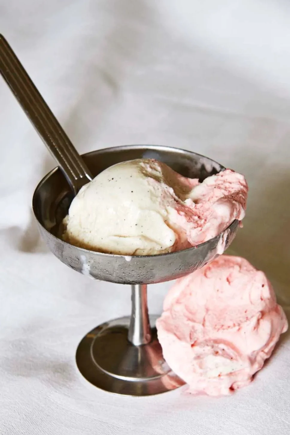 Krom är en av vårens stora trender 2024, både på stora och små detaljer. Här Italian Ice Cup dessertskål från HAY i högblankt krom.