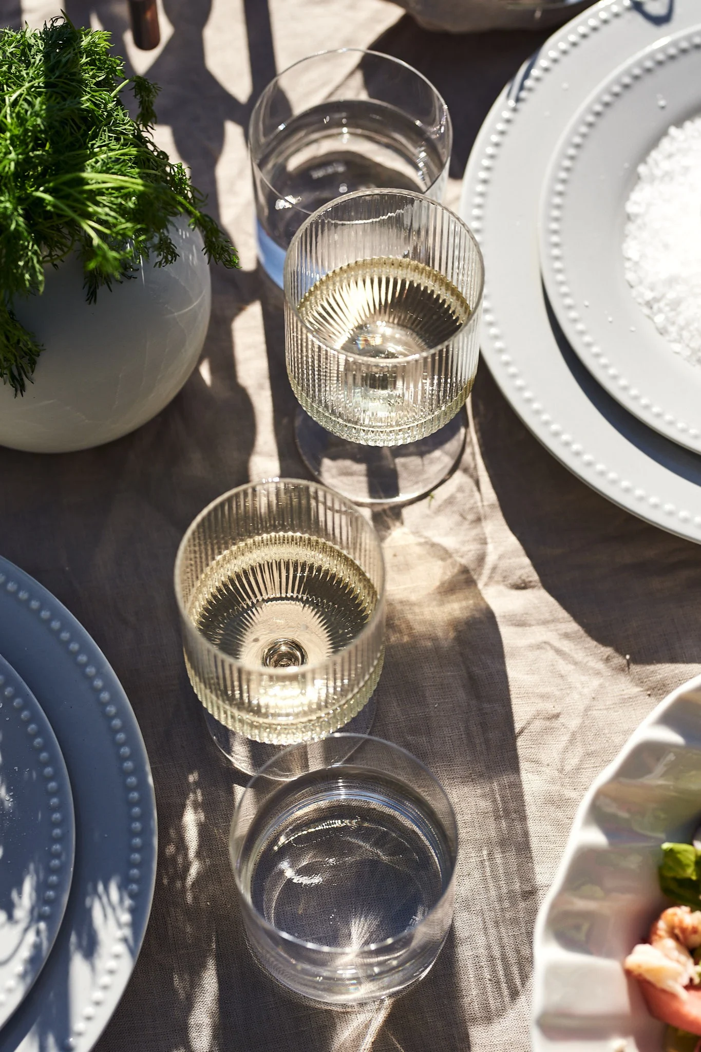 En sommardukning med vinglasen Ripple från Ferm Living. 