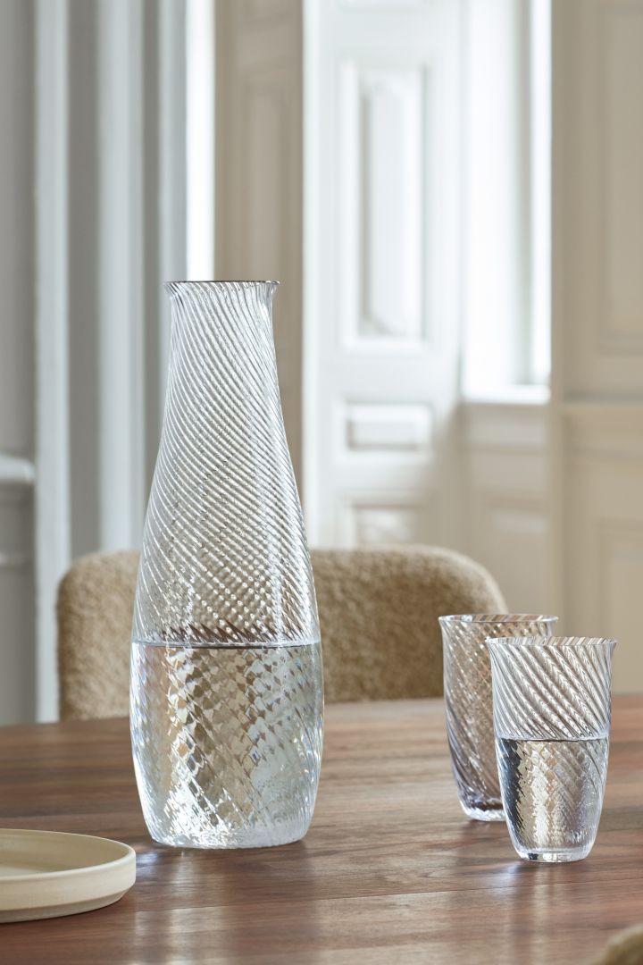 Inredning i räfflat glas är en av årets trender där Collect glas och karaff från &Tradition blir eleganta detaljer på det dukade bordet.