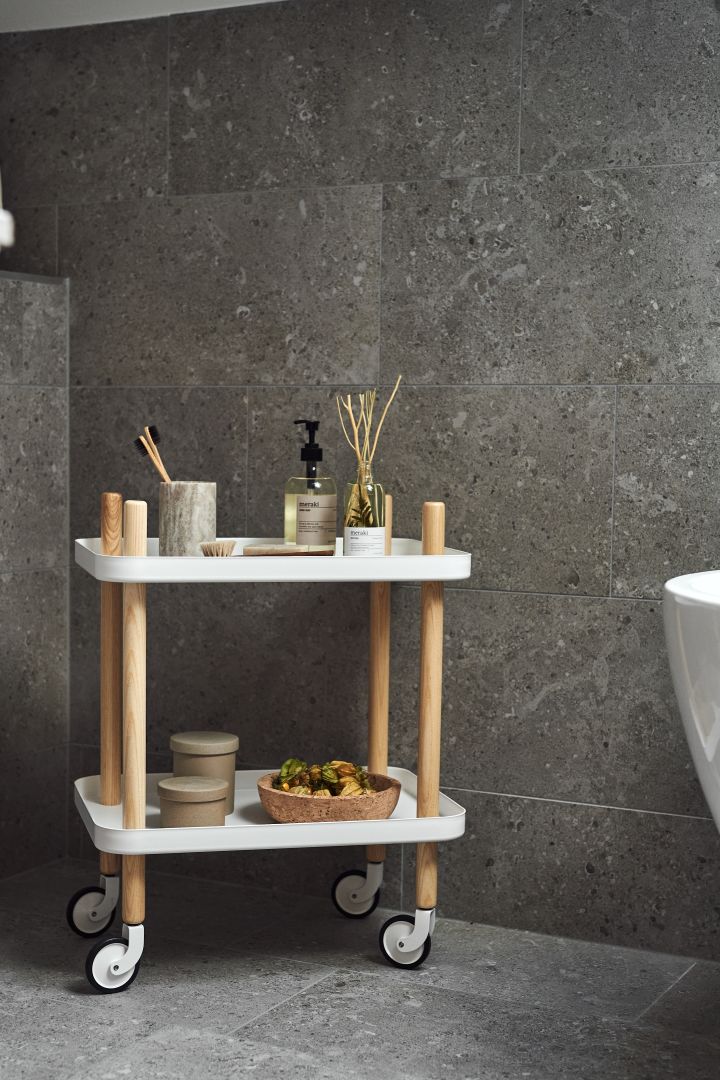 Praktiska Normann block bord från Normann Copenhagen är en perfekt förvaring på hjul att inreda litet badrum med för att skapa mer ordning och reda.
