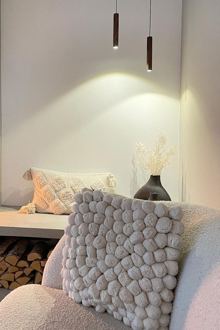 Mjuka och trendiga Pom Pom portabla kudde från By On är en av våra 12 tips på julklappar för dig som är ute i sista sekunden! Foto: @villa.solheim