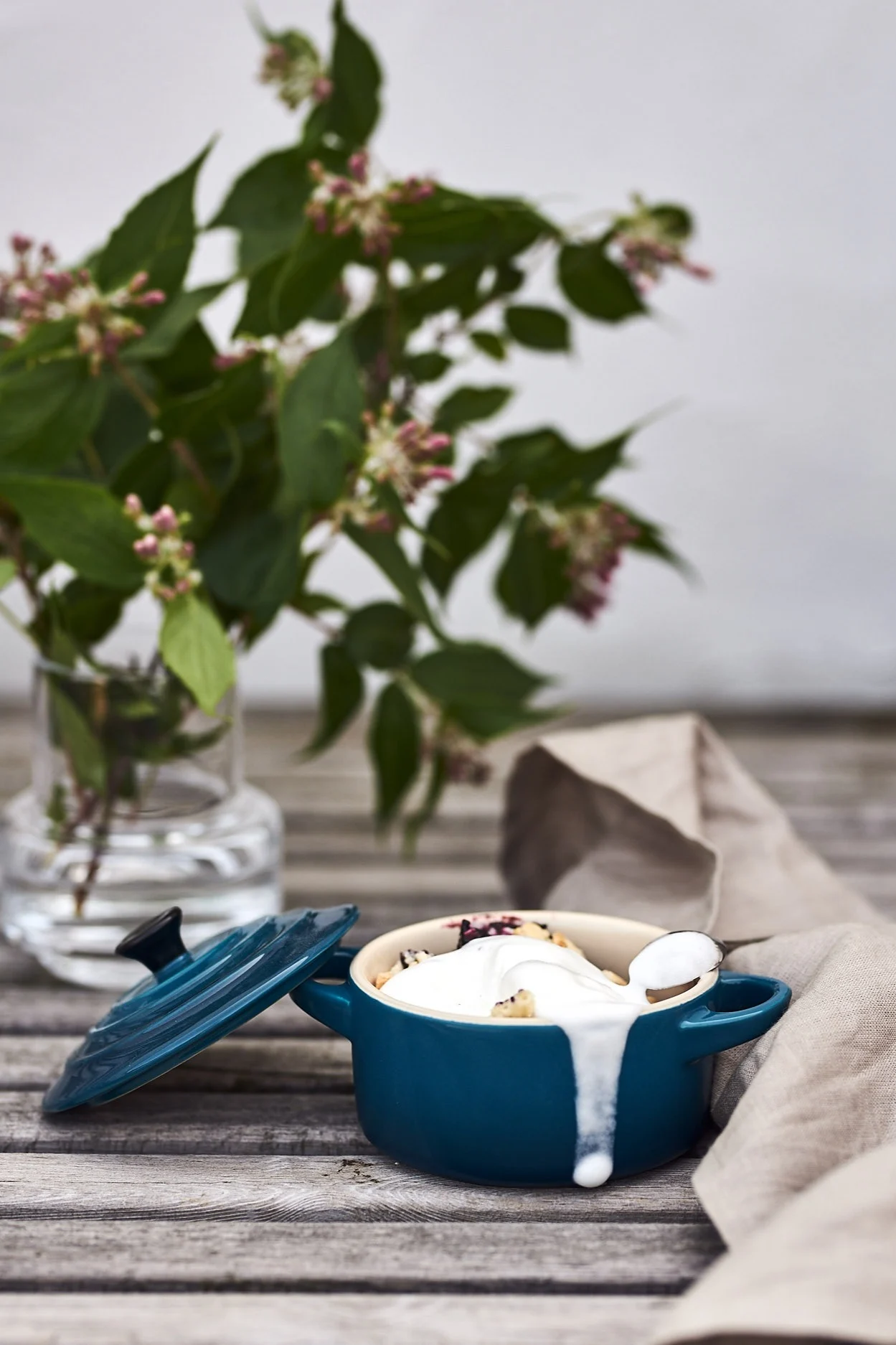 Bär paj serveras ur Le Creusets minigrytor på trädgårdsfesten. 