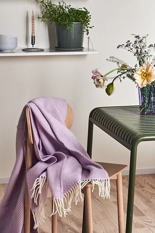 För in pastell i din inredning genom att inreda med Preppy lilac pläd från Klippan Yllefabrik i en trendig pastellila färg.