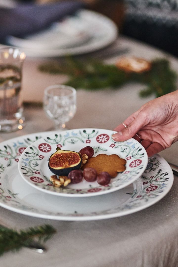Swedish Grace assiett passar perfekt för julens sötsaker, förrätter eller desserter.