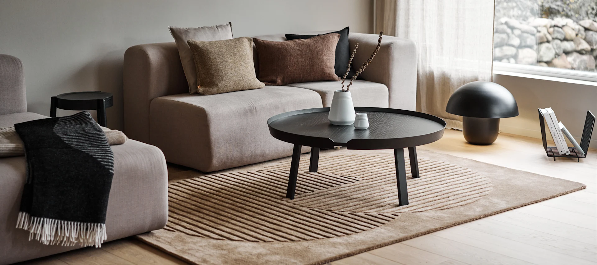 Inred med mattor – vardagsrum - här ser du NJRD Levels ullmatta circles beige.