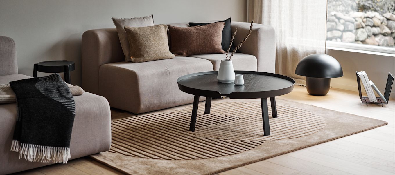 Inred med mattor – vardagsrum - här ser du NJRD Levels ullmatta circles beige.